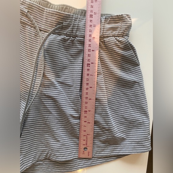Lululemon Shorts 3” Inseam Dusty Blue Grey Stripe Size 6 - Picture 9 of 9